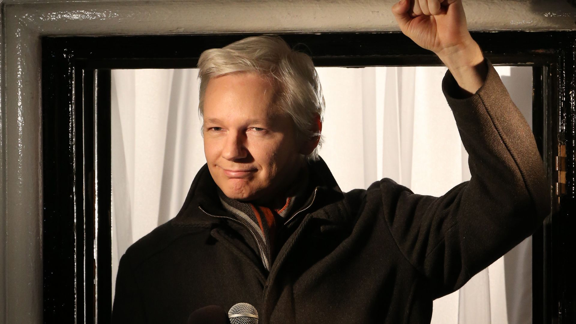 Основателят на "WikiLeaks" Джулиан Асандж и половинката му си казват "Да" в затвора