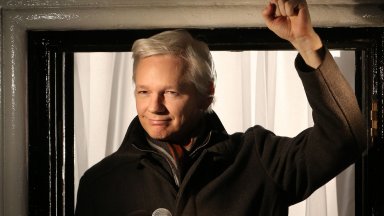 Основателят на "WikiLeaks" Джулиан Асандж и половинката му си казват "Да" в затвора