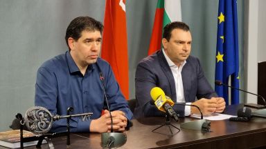 Досегашният лидер на БСП София Калоян Паргов предаде символично ключа на