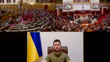 Президентът на Украйна Володимир Зеленски държа реч чрез видеовръзка и