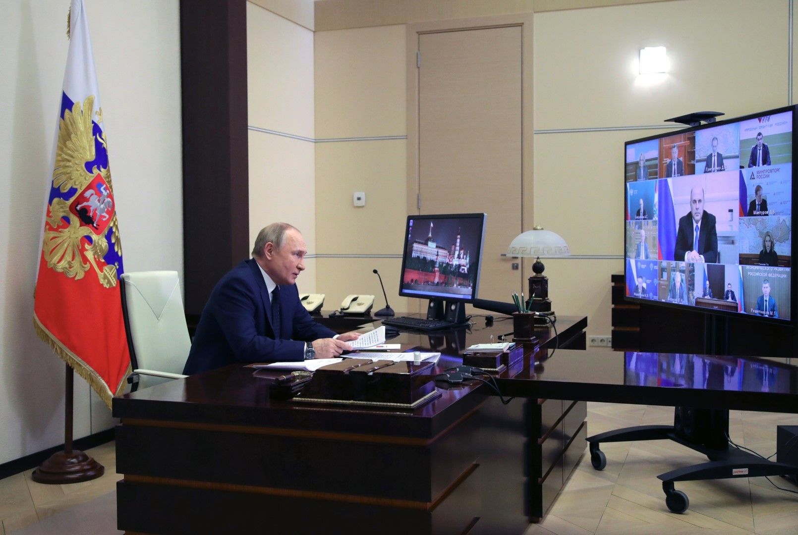 Руският президент Владимир Путин присъства на заседание на правителството чрез видеоконферентна връзка в резиденция Ново-Огарьово край Москва, Русия, сряда, 23 март 2022 г.. На това заседание държавният глава нареди договорите за доставка на газ да се пре