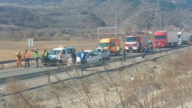 Верижна катастрофа с 5 автомобила затвори движението и в двете