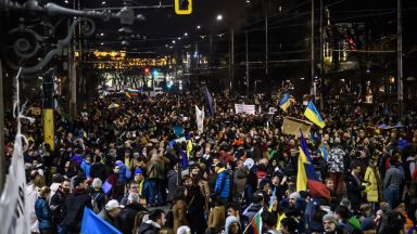 Хиляди на шествие в София в подкрепа на Украйна: Изгориха руското знаме (видео/снимки)