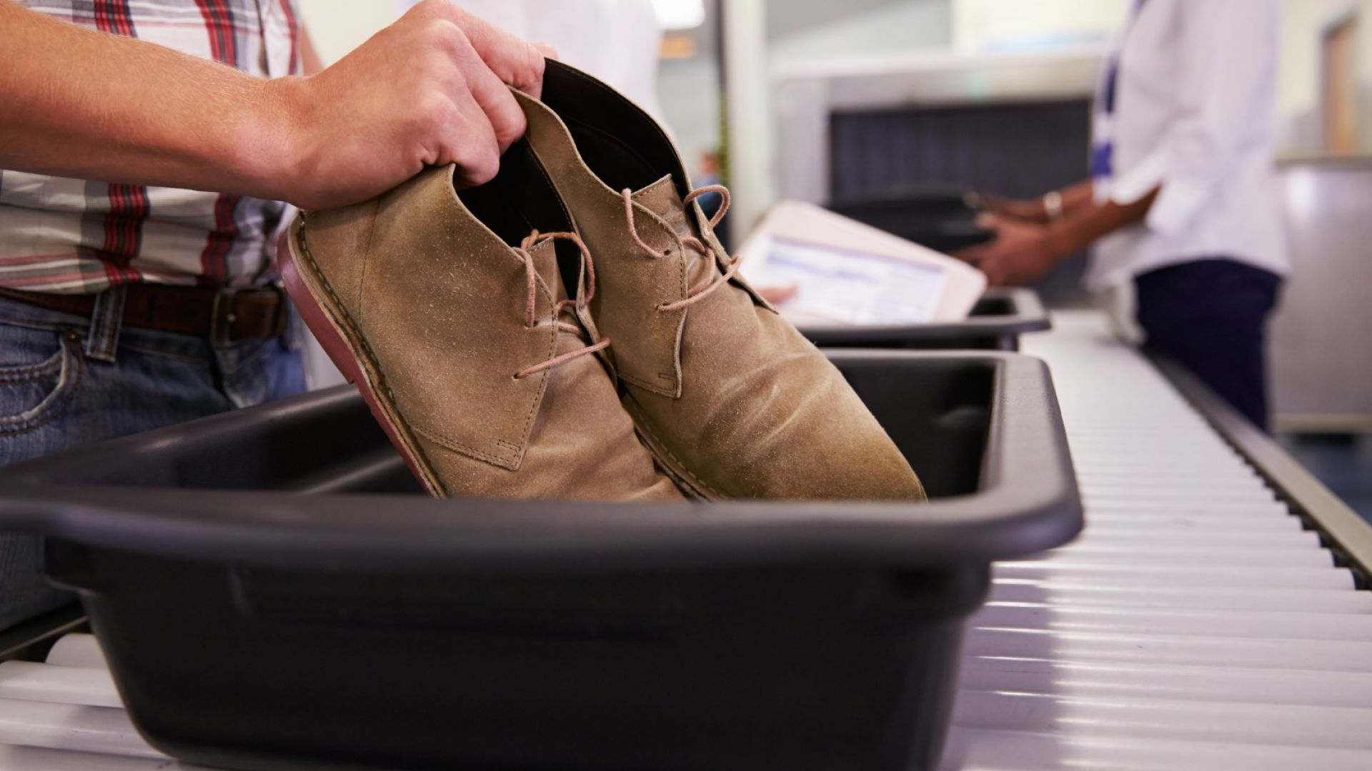 Защо трябва да си събувате обувките на летището?