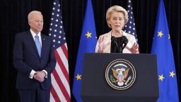 ЕС подписа газова сделка със САЩ, за да ограничи зависимостта си от Русия