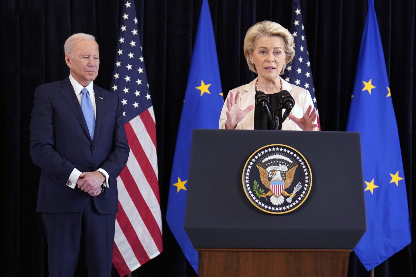 Президентът Джо Байдън и председателят на Европейската комисия Урсула фон дер Лайен дават пресконференция за руската инвазия в Украйна в мисията на САЩ в Брюксел, петък, 25 март 2022 г.