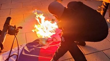 Синът на кмета на Панагюрище е мъжът, който изгори руското знаме на протеста