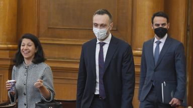 Сто дни управление сто кризи сто стъпки към промяната