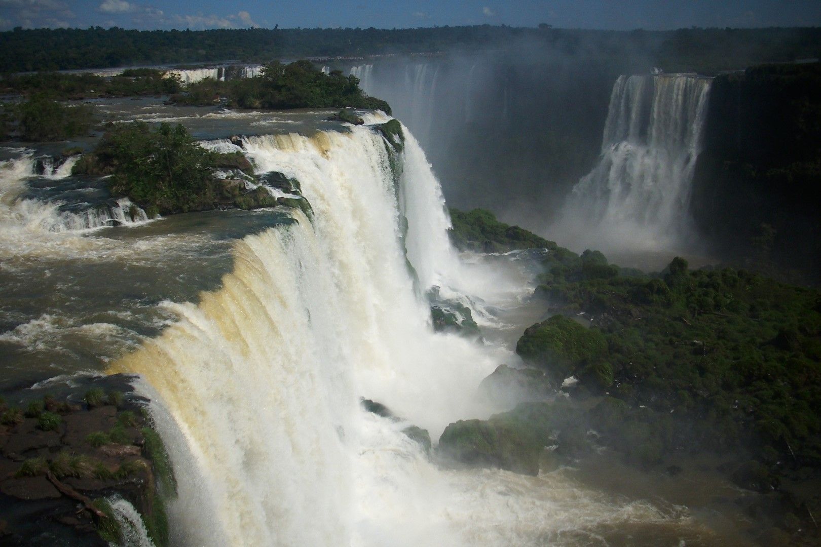 Величествените водопади Игуасу