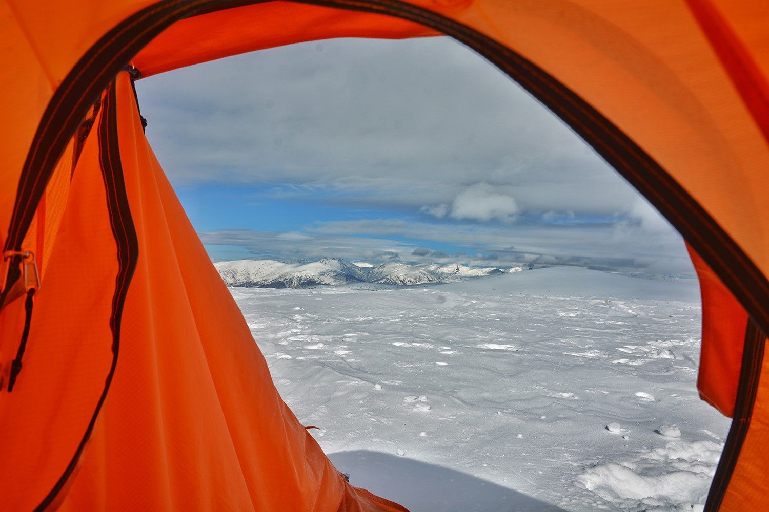 Гледка от палатката в зимен ден в планината