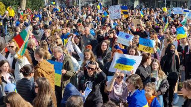 "Спрете Путин" и "Искаме вкъщи", скандираха украински бежанци в Пловдив и Варна (снимки)