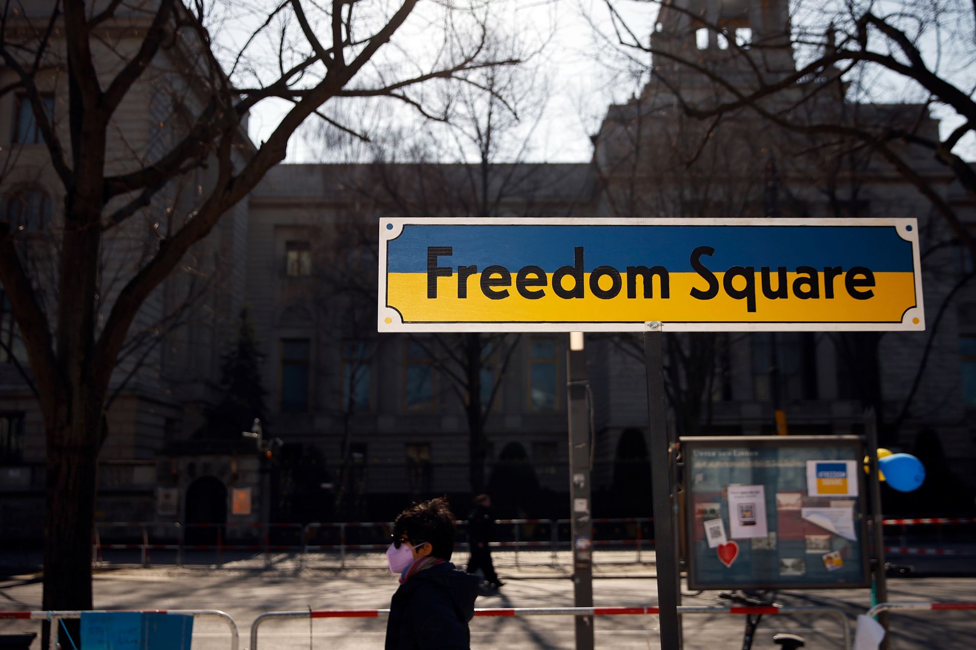 Tабела "Площад на свободата" в Берлин срещу руското посолство