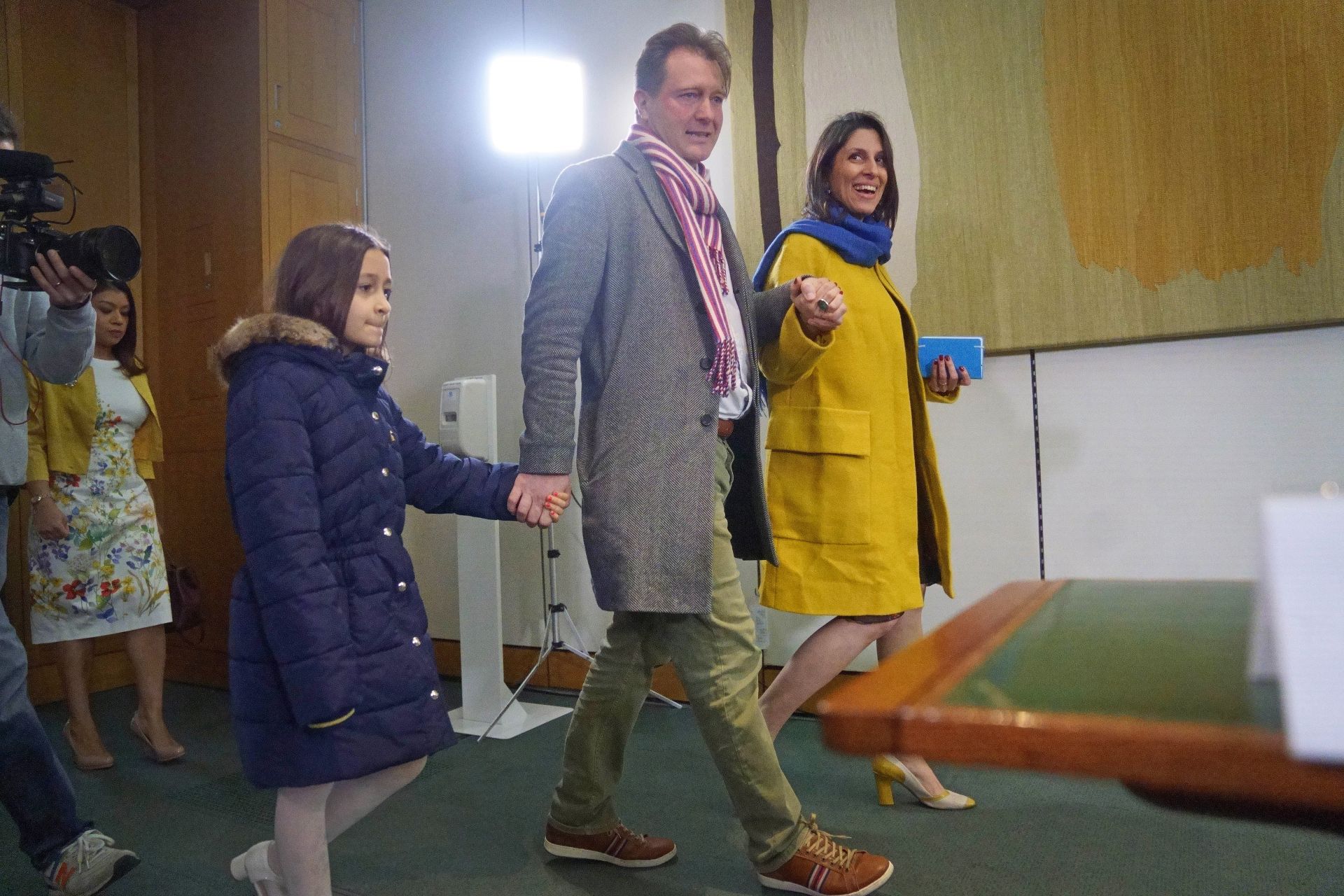 Назанин Загари-Ратклиф, Ричард Ратклиф и дъщеря им Габриела пристигат за пресконференция, организирана от местния депутат Тулип Сидик, след освобождаването й от ареста в Иран