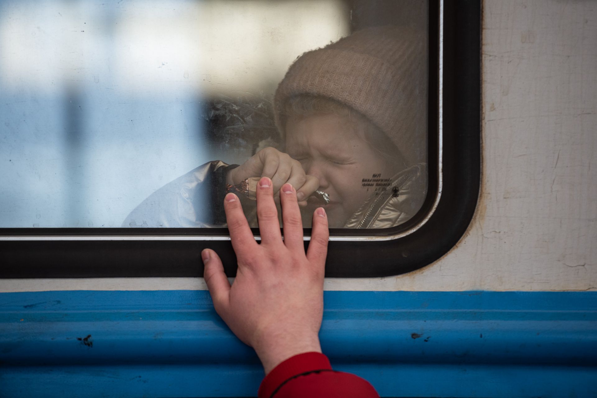 Дете се сбогува с баща си на гарата в Лвов