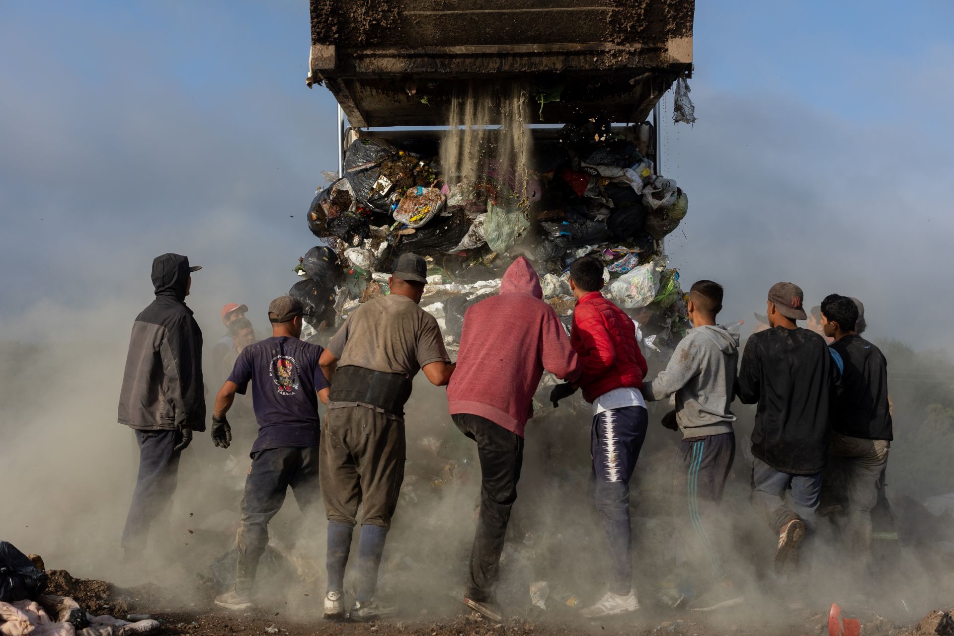 Мъже си изкарват прехраната, сортирайки и продвайки боклуци - Аржентина