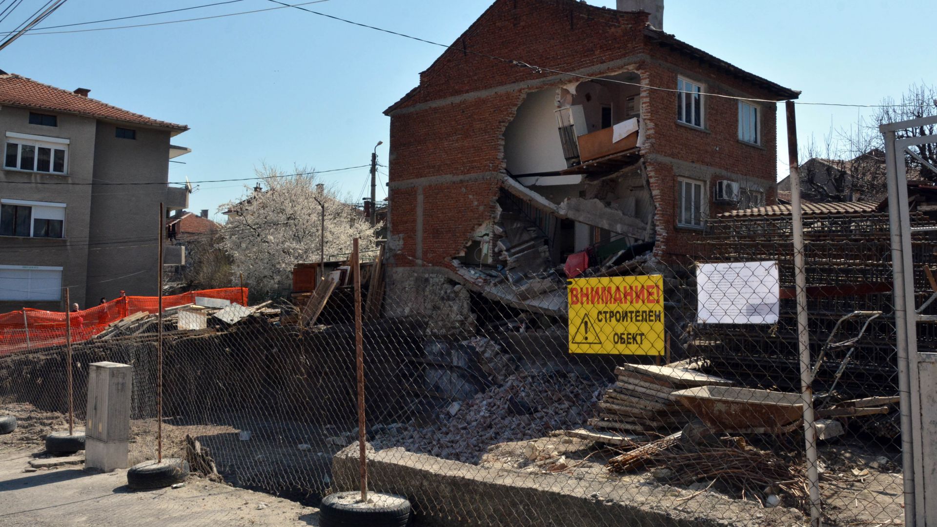 ДНСК спира строежа, срутил къща в Хасково