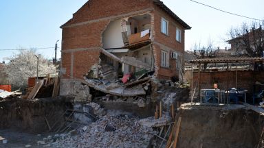 Стена на къща в Хасково поддаде и се срути Инцидентът
