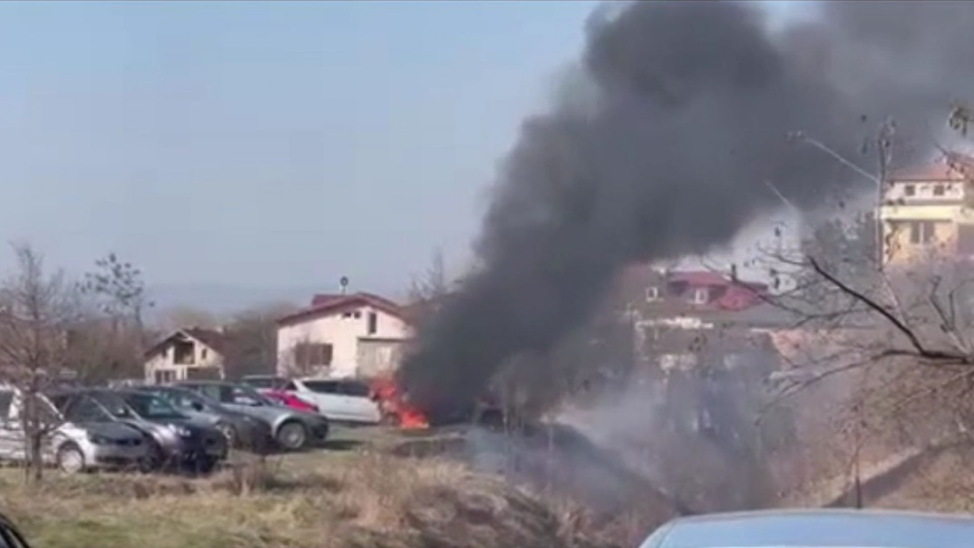 Пожар избухна на паркинг в Панчарево, взривиха се няколко коли (видео)