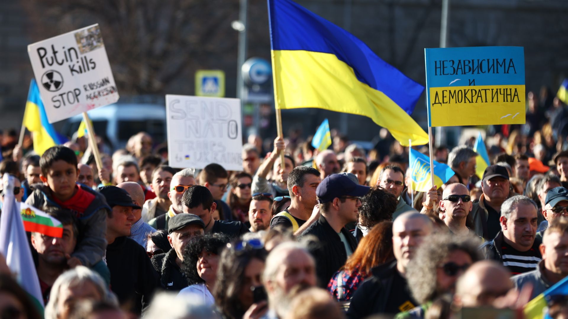 "Солидарност с Украйна. С вас сме!": Хиляди хора се събраха на благотворителен концерт (снимки)