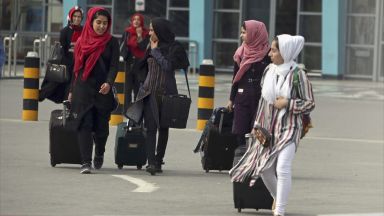 Талибаните в Афганистан забраниха на жените да пътуват със самолет без мъж придружител