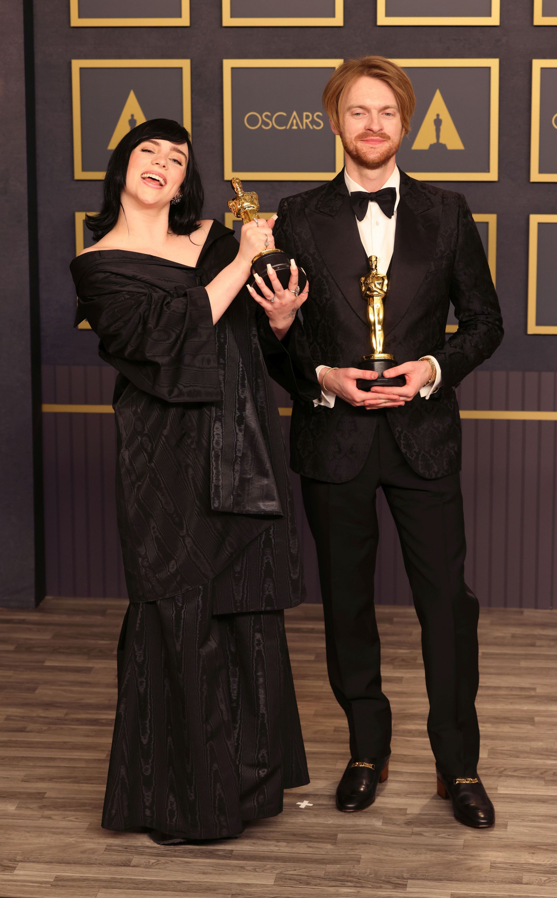 Били Айлиш и брат й Финиъс О'Конъл спечелиха "Оскар" за песента от новия филм за Джеймс Бонд "Смъртта може да почака", предаде Би Би Си.
