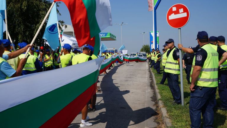 Пътните строители от Автомагистрали-Черно море блокираха движението по магистрала Хемус