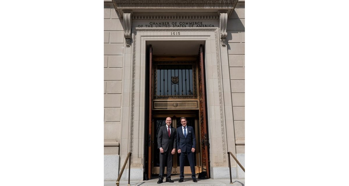 Г-н Кирил Домусчиев с главния изпълнителен директор на Huvepharma USA Глен Уилкинсън пред централата на Търговската камара на САЩ