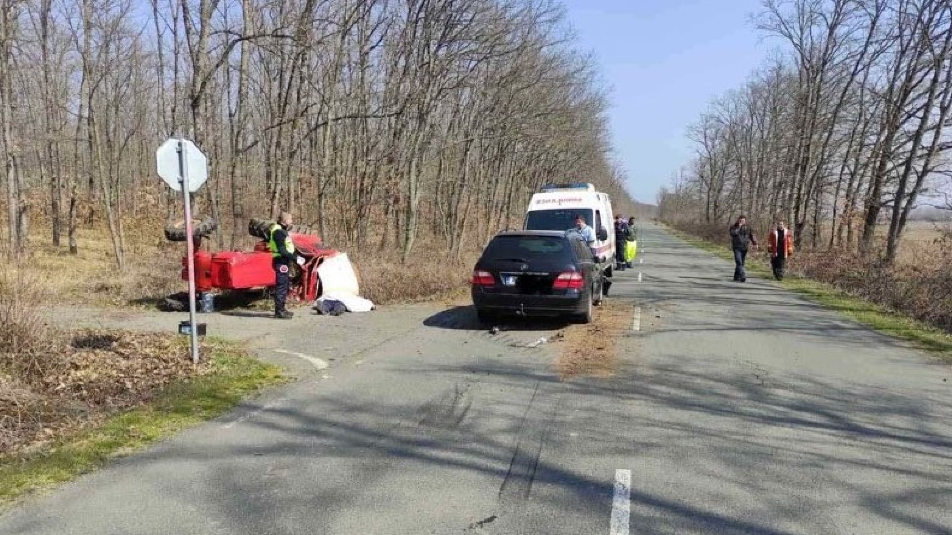 Шофьор на трактор загина след удар от кола край Приморско