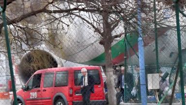 Правителственият самолет с посланика ни в Русия и още 63 ма