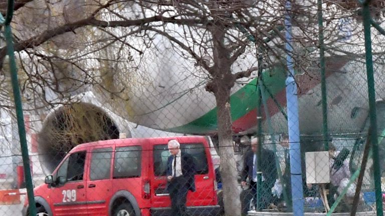 Правителственият самолет с посланика ни в Русия и още 63-ма