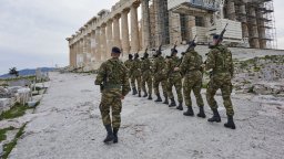 В гръцката армия от днес започват служба първите жени доброволци