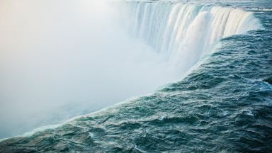 Вековен тунел от канадската страна на Ниагарския водопад отвори врати (видео)