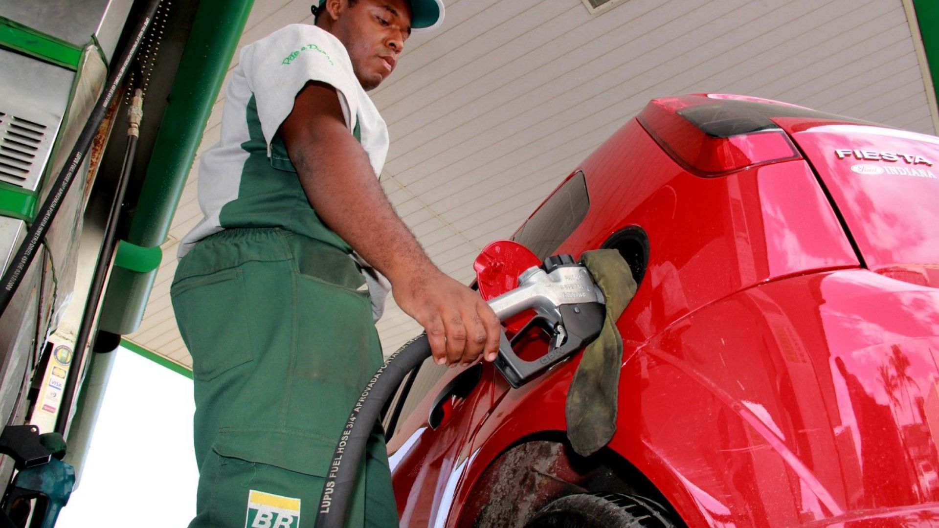 САЩ: Цените на бензина принуждават Байдън да се върне към изкопаемите горива