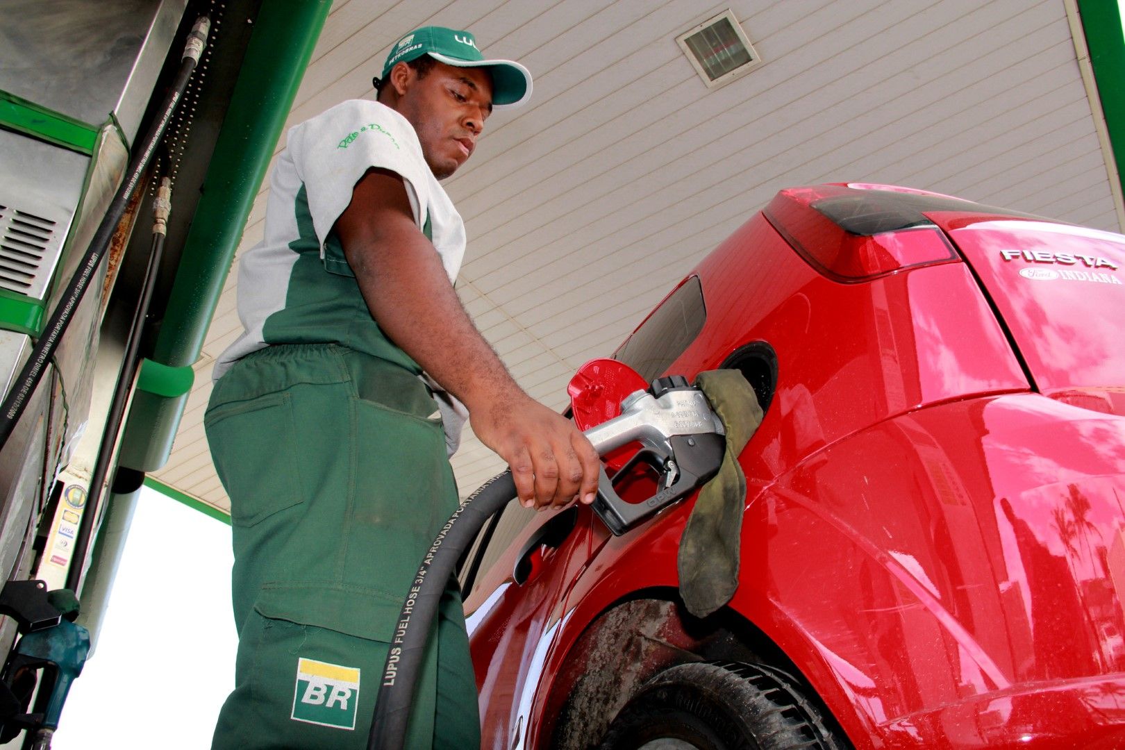 В началото на този месец "Петробраз" обяви увеличение на цената на бензина от своите рафинерии с 18,8 на сто, а на дизеловото гориво - с 24,9 процента