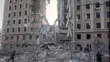 Ракета разцепи 9-етажната сграда на областната администрация в Николаев (видео)