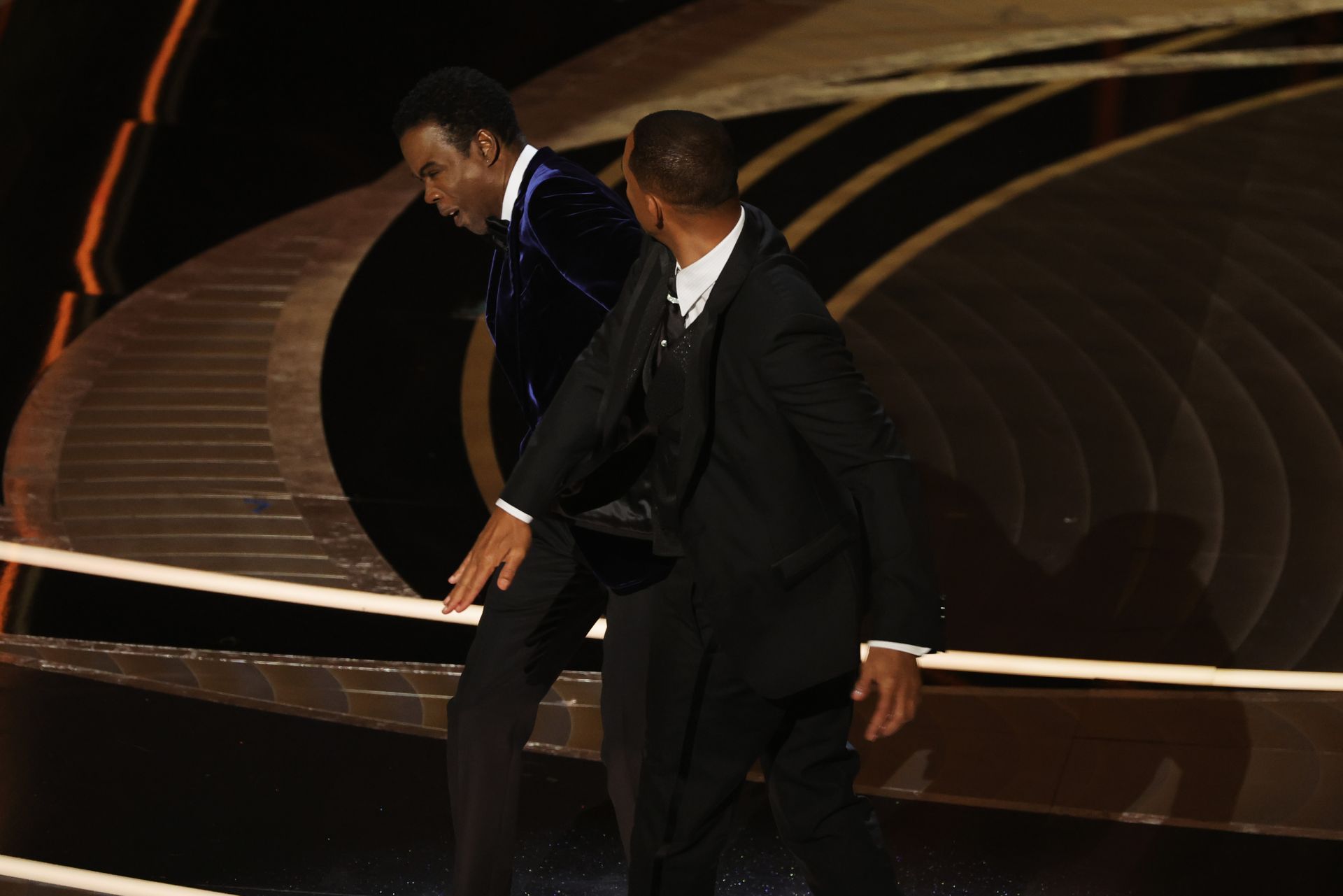 Уил Смит удря шамар на Крис Рок на сцената на Оскарите