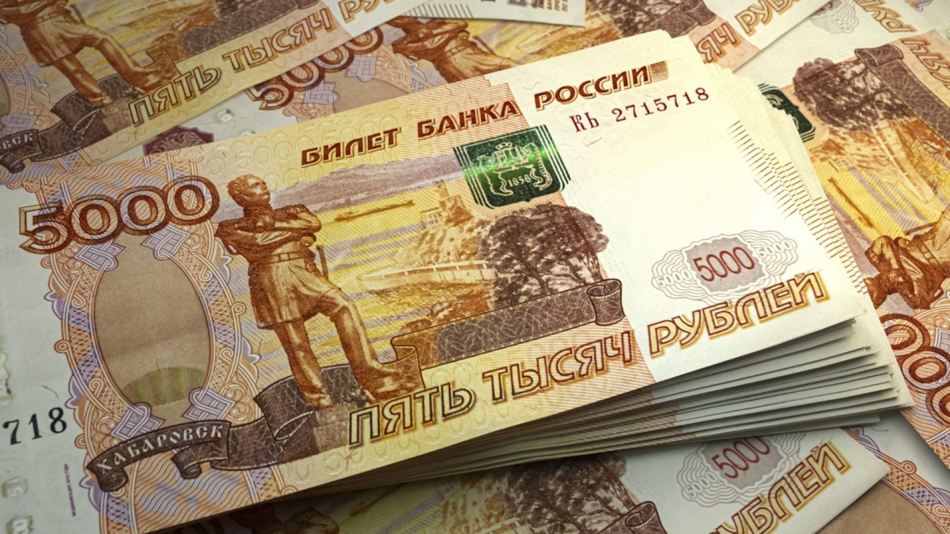 Руската рубла с ново рекордно дъно над 100 броя за долар