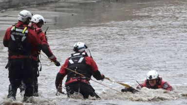 Силна буря е нанесла сериозни щети и причинила затруднения в