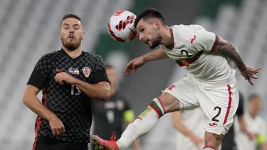 Нелеп червен картон помогна на Хърватия да постигне обрат срещу България