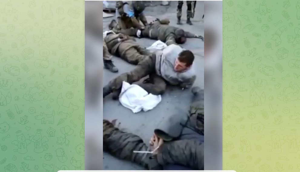През март в социалните мрежи беше споделено видео, което показва как мъже в украински униформи прострелват в краката предполагаеми руски военнопленници