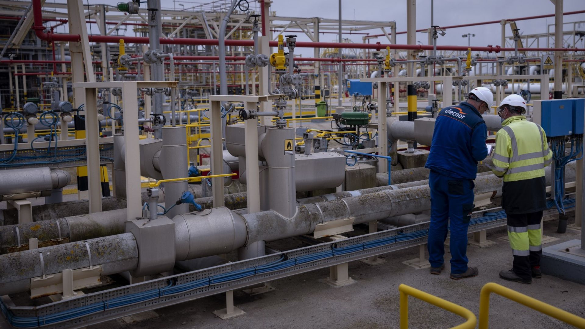 Оператори в най-големия завод за регазификация на втечнен природен газ в Европа - на Enagas, в Барселона
