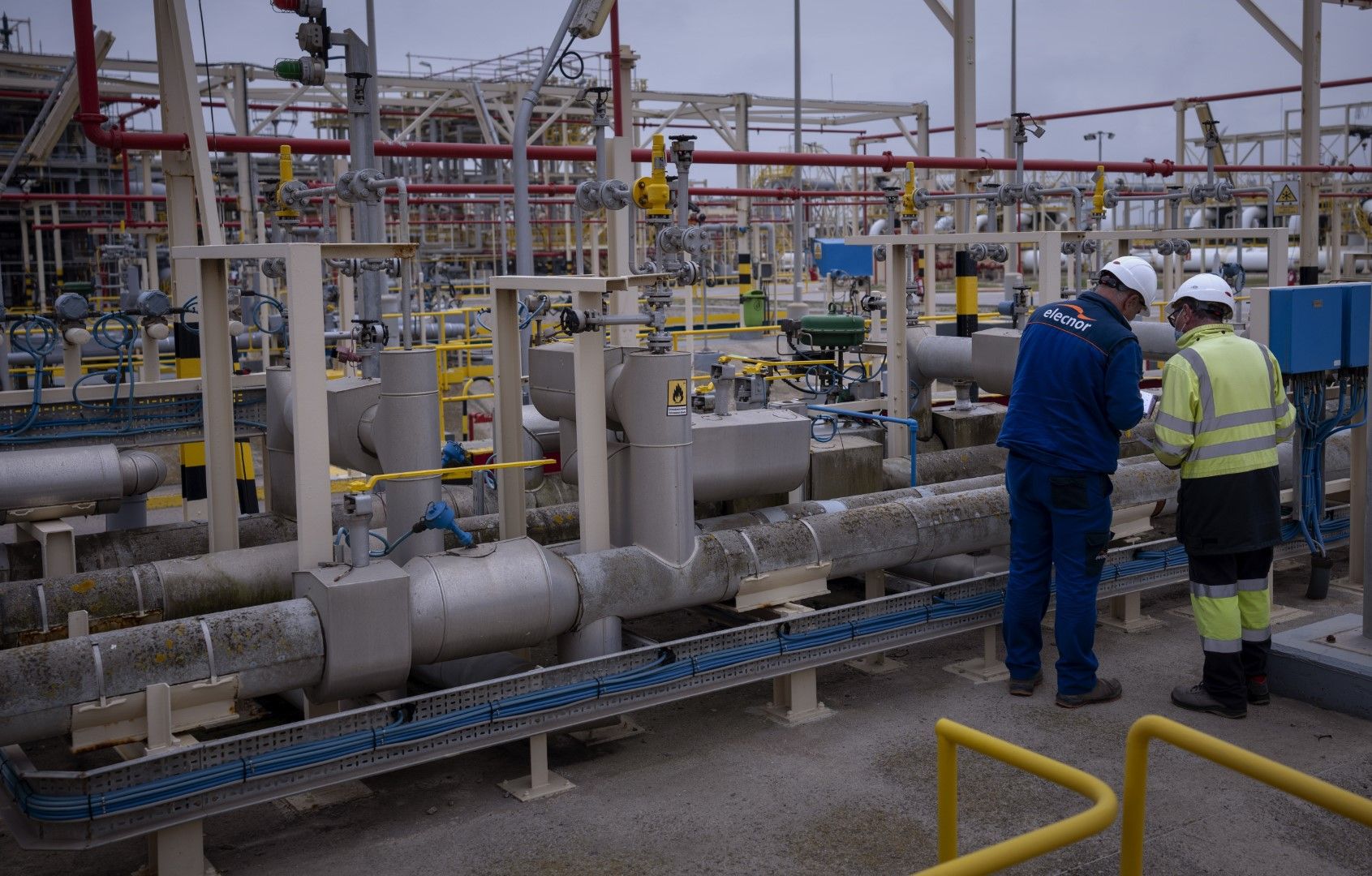Оператори в най-големия завод регазификация на втечнен природен газ в Европа - на Enagas, в Барселона, Испания, 29 март 2022 г.