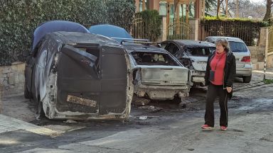 Четири леки автомобила са били напълно унищожени от пожар в