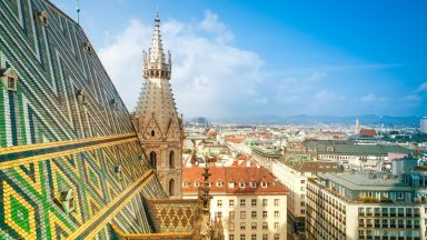 Какво е изобразено на шарения покрив на Виенската катедрала?