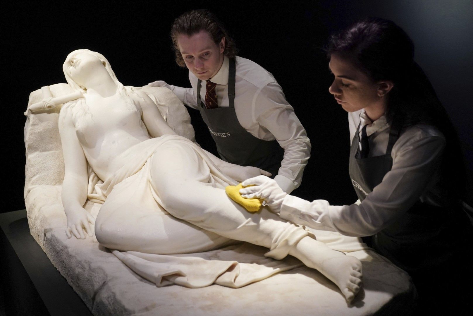 Най-обсъжданата напоследък скулптура "Лежащата Магдалена" на италианския художник Антонио Канова ще бъде предложена на търг на 7 юли от аукционната къща "Кристис" в Лондон, като наддаването ще започне от 5 млн. паунда ($6.60 млн.)