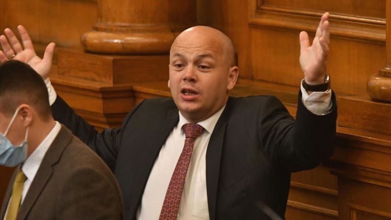 Александър Симов е депутат от БСП, журналист по професия, член