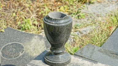 Четири малолетни лица са извършили вандалски действия в гробищния парк