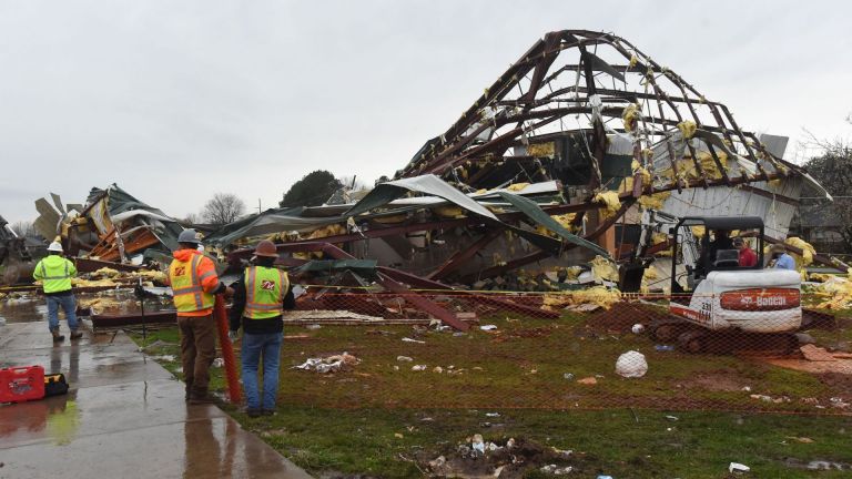 Силни бури, включващи поне две торнада, раниха няколко души, повредиха