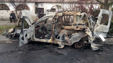 Лекотоварен автомобил превозващ кислородни бутилки се запали по време на