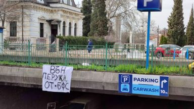 Варна осъмна с трансперанти срещу Борислав Михайлов На няколко подлеза